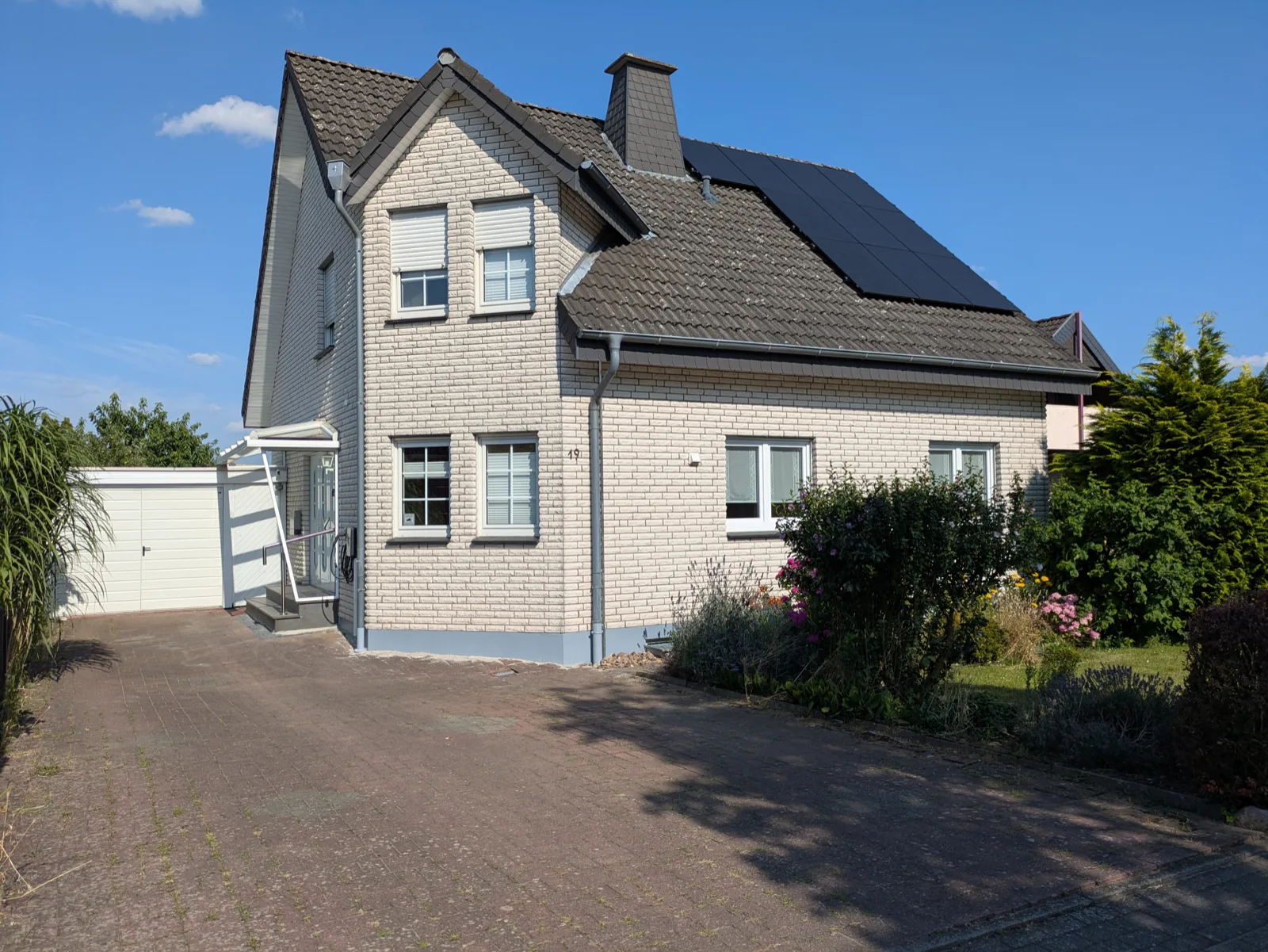 Frontansicht des freistehenden Einfamilienhauses