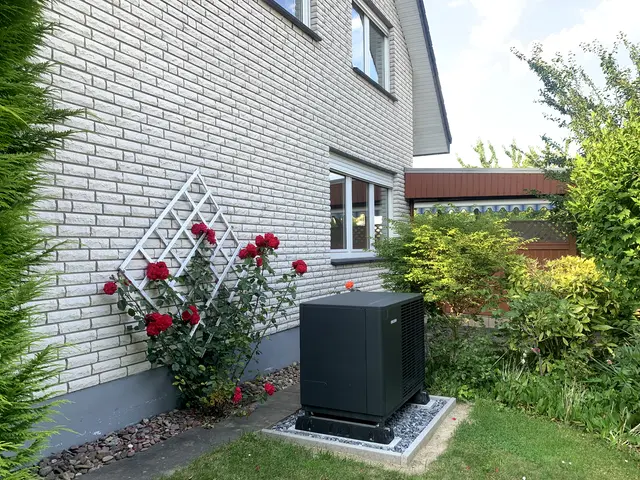 Seitenansicht mit Wärmepumpe