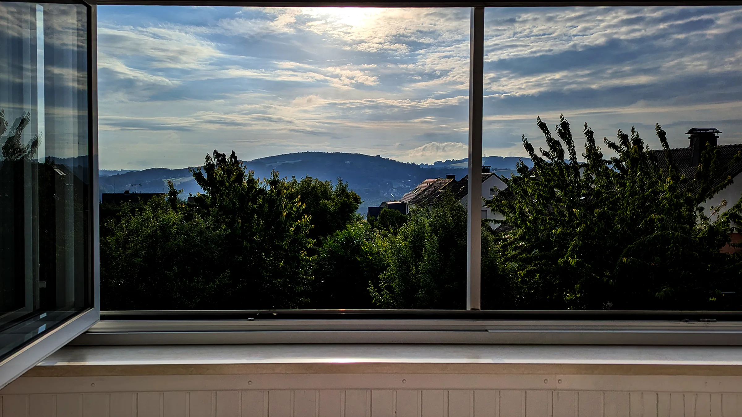 Blick von der Loggia auf Garten und Terrasse des Hauses